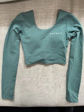 Long sleeved women's crop workout top